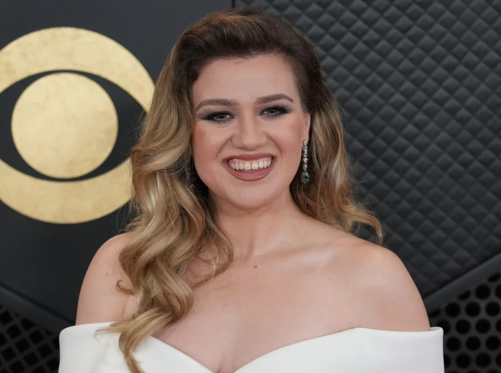 Kelly Clarkson has defended her comments and said she’s ‘pro romance.