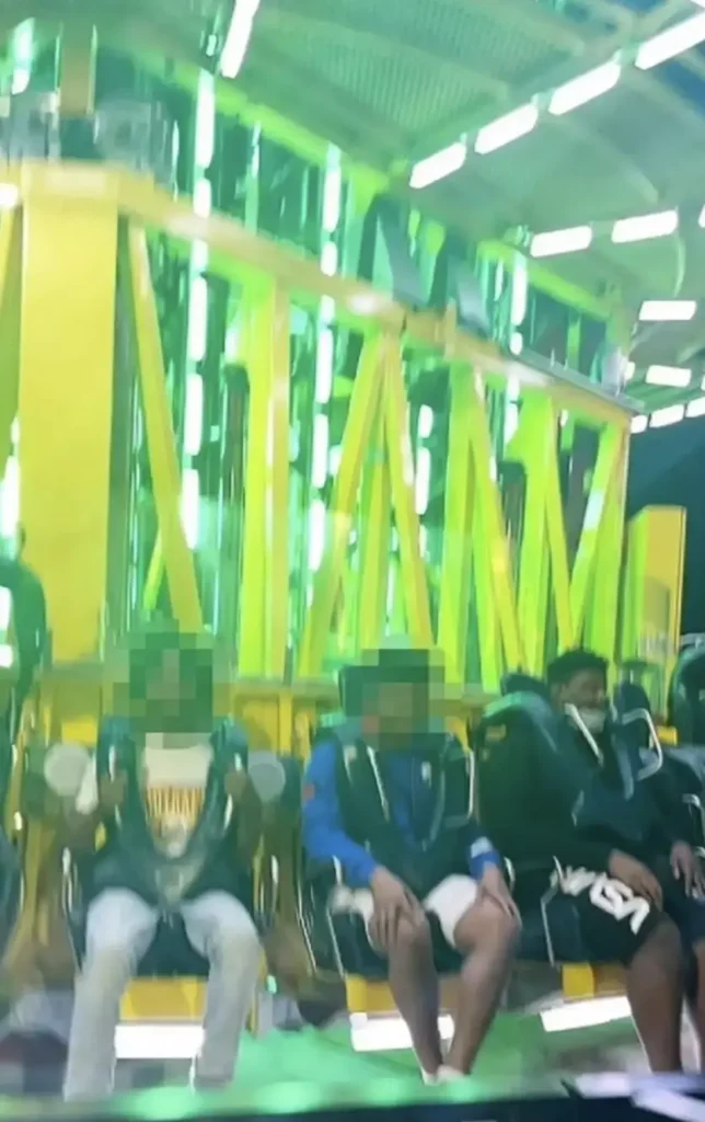 The ride, which seated 30 people and dropped them from a height of 430 feet (131 meters), secured riders with only a shoulder harness. 